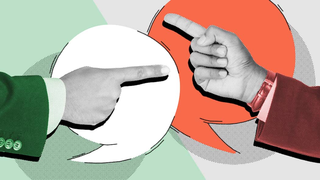 Muss ich dem Chef blind gehorchen? Zwei Männer erheben ihre Hand zu einer mahnende Geste. Im Job dürfen Vorgesetzte etwa verlangen, wie die Arbeit zu erledigen ist, sie dürfen jedoch nicht alles von Gesetzes wegen bestimmen. So ist das Weisungsrecht in der Schweiz rechtlich geregelt