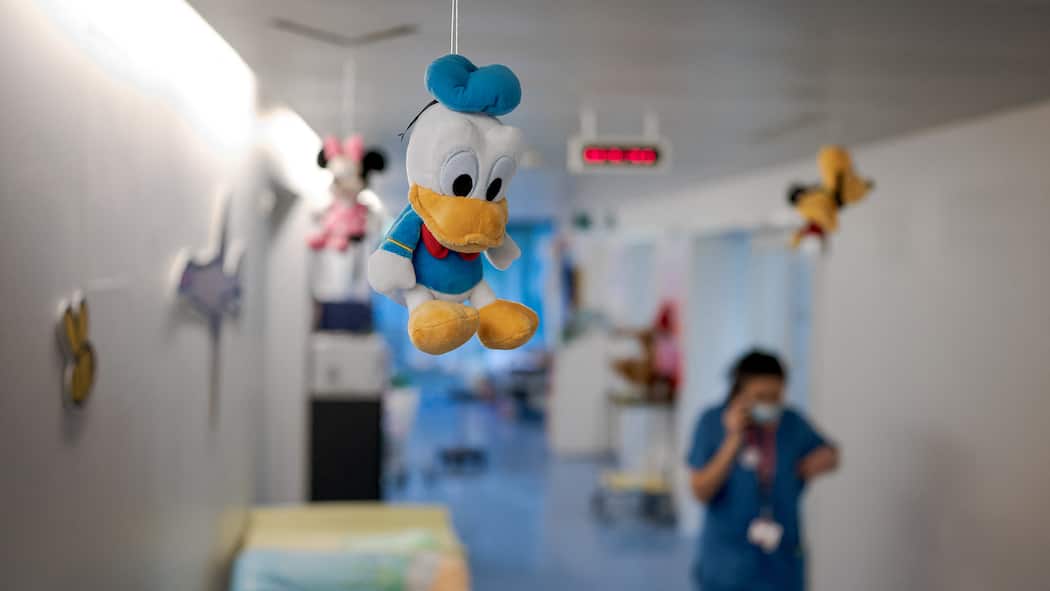 Kind krank – das sind Ihre Rechte Ein Stofftier hängt an der Decke eines Raums in der Kinderabteilung eines Spitals. Diese Rechte haben Eltern gegenüber ihrem Arbeitgeber, wenn ihr Kind schwer erkrankt oder verunfallt ist