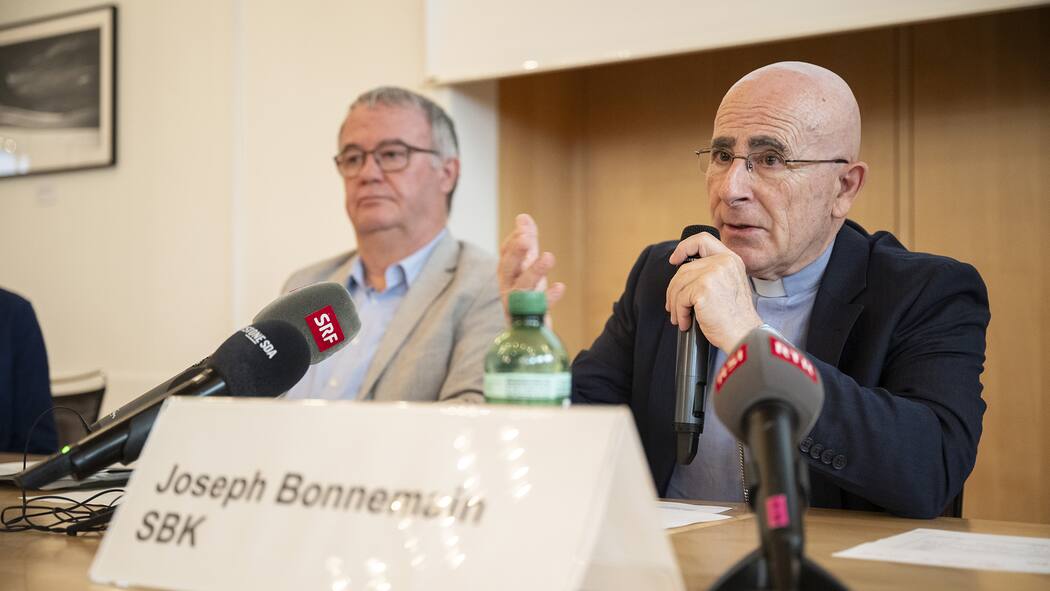 Die Kirche gibt sich Regeln – und lässt sich Zeit Ressortverantwortlicher der SBK Bischof Joseph Bonnemain, rechts, informiert neben RKZ-Praesident Roland Loos ueber den aktuellen Stand der Aufarbeitung sexuellen Missbrauchs in der katholischen Kirche, aufgenommen am Montag 27. Mai 2024 in Zuerich.