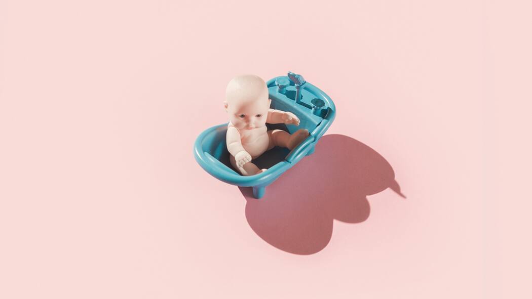 Diese Hashtags sollten Sie bei Kinderbildern vermeiden Symbolbild: Baby sitzt in Badewanne. Auf Instagram posten arglose Mütter die Nacktbilder ihrer Kinder. Diese landen bei Pädokriminellen im Darknet – auch wegen der Hashtags.
