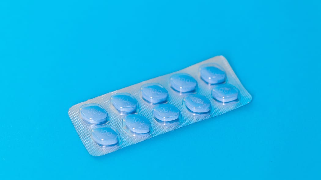 Erotik-Markt-Kette verkaufte illegal Potenzmittel Blisterpackung mit blauen Pillen - Acht Filialen des einstigen Erotik Marktes verkauften Potenz-Präparate als harmlose Nahrungsergänzungsmittel. Jetzt wurde der damalige Geschäftsführer von Swissmedic gebüsst