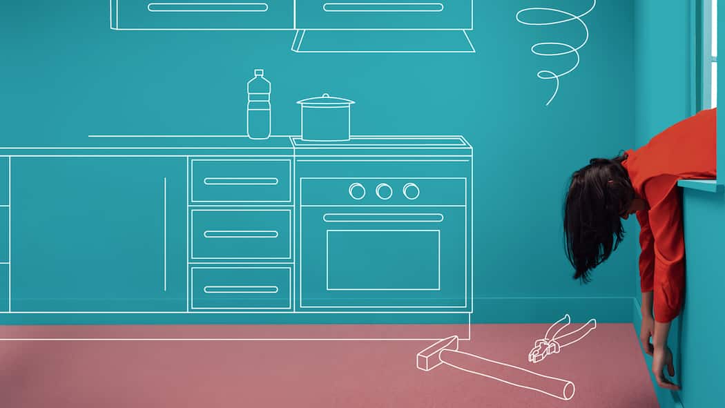 Vor dem Verkauf umbauen – lohnt sich das? Mensch hängt müde durch ein Fenster vor einem Raum mit Werkzeugen. Nur gewisse Sanierungen steigern den Wert von Wohneigentum. Ein Immo-Experte erklärt, warum ein neues Bad nicht dazugehört.