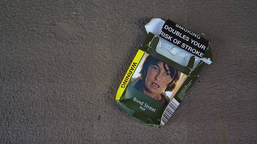 Rauchpetarden der Uni Zürich zerknülltes Zigi-Päckli - Die Uni Zürich soll zwei von der Tabakindustrie finanzierte Studien zurückziehen, fordert ein renommierter Präventionsexperte – die Uni denkt nicht daran