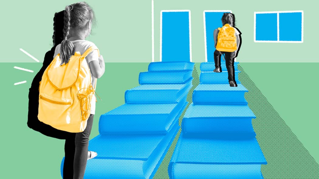 Angst vor der ersten Klasse – was Eltern tun können Ein Junge und ein Mädchen laufen eine Treppe aus Büchern hinauf. So gelingt der Schulanfang.