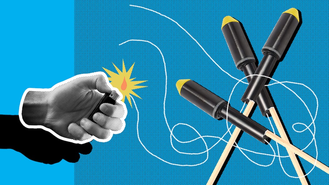 So wird der Feiertag ein Knaller Eine Hand mit Feuerzeug vor drei Raketen. Wie man richtig mit Feuerwerk umgeht.