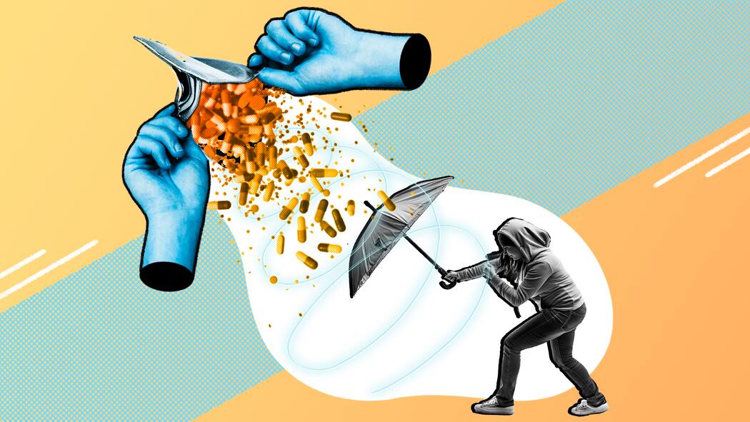 Diese Neuerungen sollen bei Prämienschulden helfen Ein Mann mit Regenschirm und zwei grosse Hände über ihm, die Pillen auf ihn herabfallen lassen aus einem Portemonnaie. Neue Regeln bei Krankenkassenschulden.