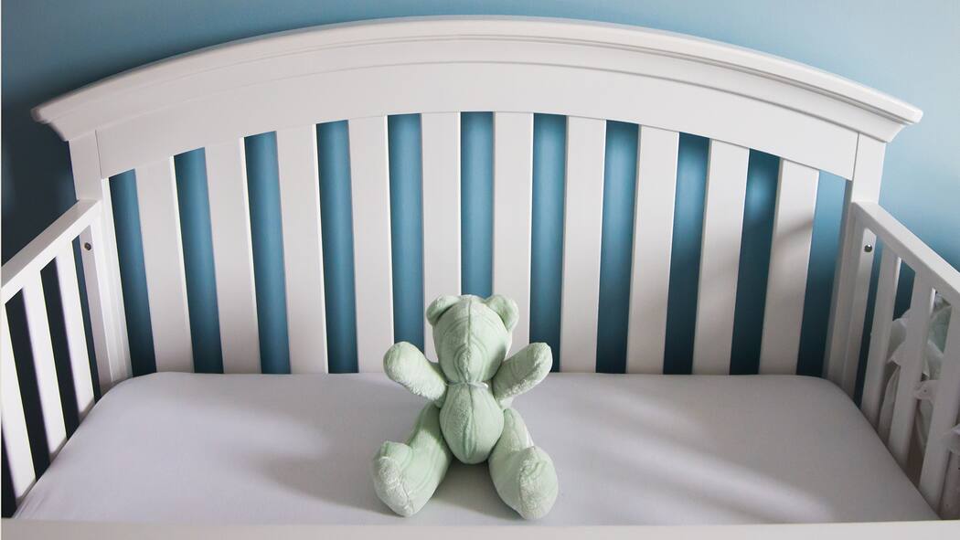 Dank Spenden eine Baby-Ausstattung Teddybär in Kinderbett