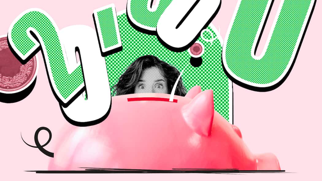 Eine Million für den Ruhestand – so schaffen Sie das Ein übergrosses Sparschwein, hinter dem eine Frau hervorschaut. Darüber Zahlen und Münzen vor rosa Hintergrund. Wie man persönliche Finanzen in den Griff bekommt.