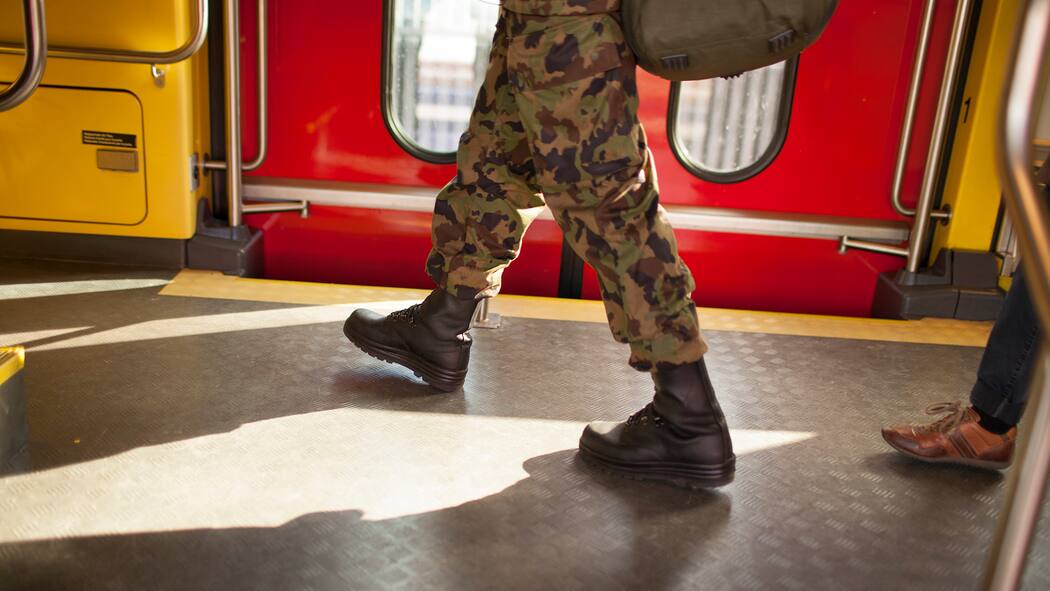 Offizier fälscht Marschbefehl, um gratis Zug zu fahren A private, photographed in a commuter train in Kloten, Switzerland, on February 5, 2016. (KEYSTONE/Petra Orosz)Ein Rekrut, aufgenommen am 5. Februar 2016 in einer S-Bahn in Kloten. (KEYSTONE/Petra Orosz)