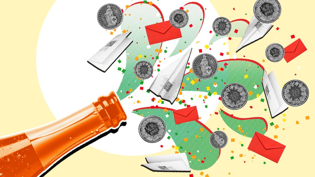 Darauf ein Gläschen Vorsecco! Eine Proseccoflasche, aus der Münzen, Briefe und Dokumente spritzen vor gelbem Hintergrund. Vorsecco: So macht man eine Vorsorge-Party.