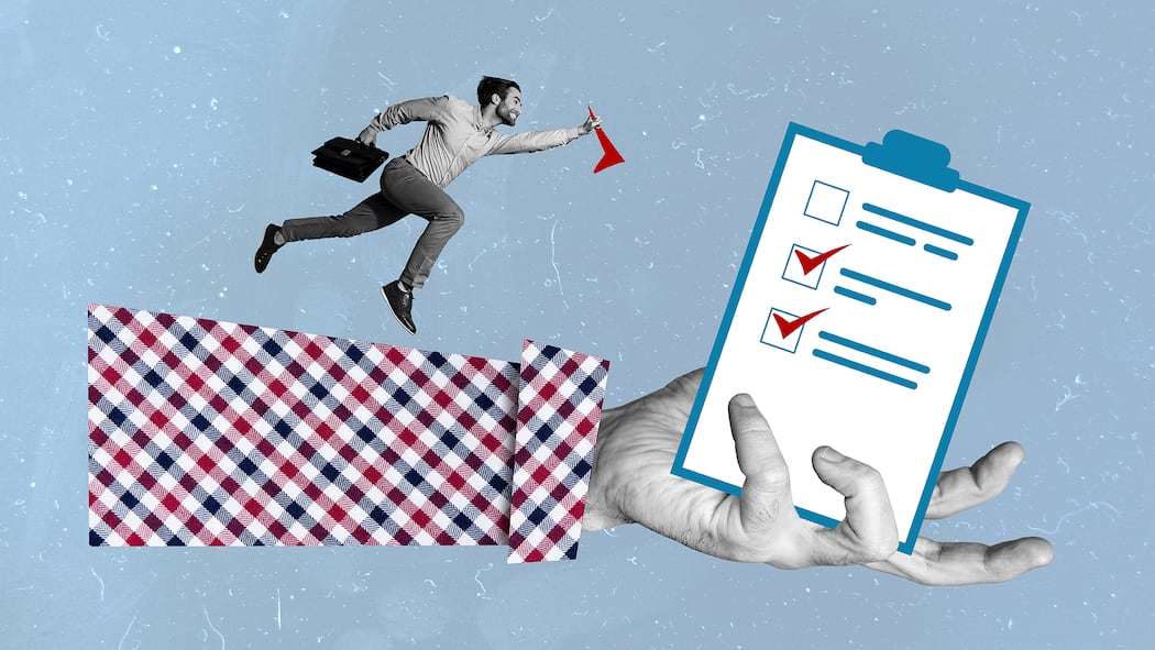 Bei kalten Krankenkassen-Anrufen drohen happige Bussen Eine Fotocollage mit einem rennenden Mann, der auf einer überdimensionierten Hand rennt, die eine Checkliste hält.