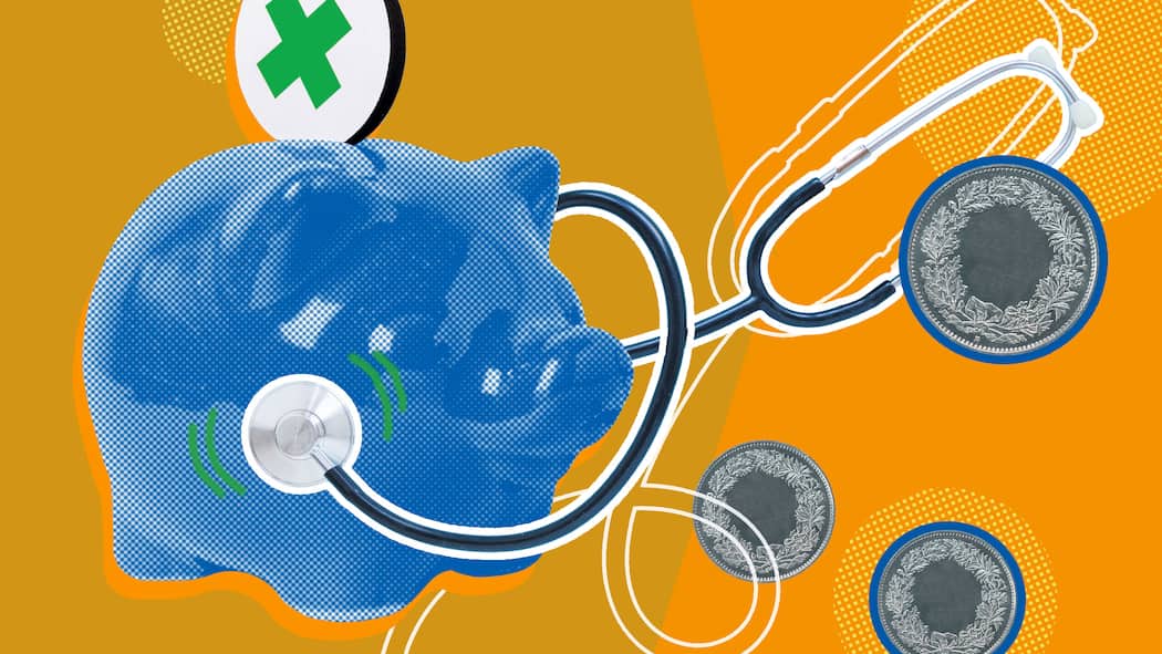 Geld sparen beim Kassenwechsel Ein Sparschwein mit Stethoskop und Münzen vor orangenem Hintergrund. Fragen und Antworten zur Prämienersparnis beim Krankenkassenwechsel.