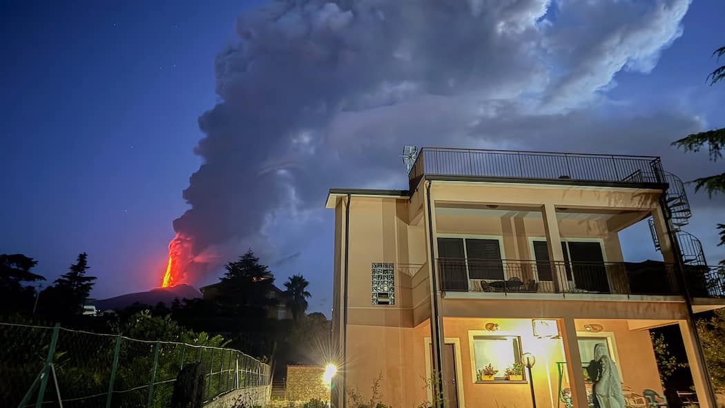 Vulkanausbruch – das sind Ihre Rechte Rauchwolke über dem Vulkan: Der Ätna spuckt wieder Lava.