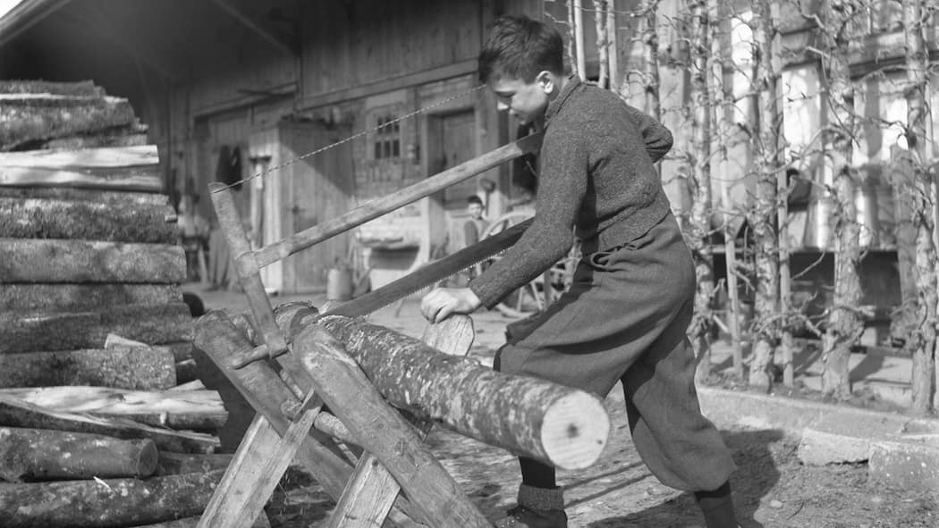 Jetzt bekommen auch Schaffhauser Opfer 25’000 Franken Aufnahme eines Verdingkindes waehrend der Arbeit, aufgenommen im Jahr 1945. Nach der Stadt Zürich will auch der Kanton Schaffhausen zahlen. Ehemalige Verdingkinder, Heimkinder und andere Opfer von Zwangsmassnahmen sollen zusätzlich zum Bundesbeitrag 25’000 Franken erhalten. Folgen weitere Kantone?