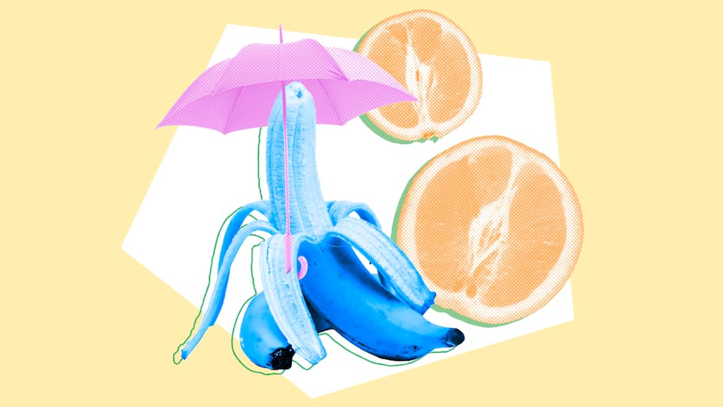 So steht es um die Pille für den Mann Eine blaue Banane mit rosa Regenschirm vor zwei Orangenhälften und gelbem Hintergrund. Alles zur Pille für den Mann.