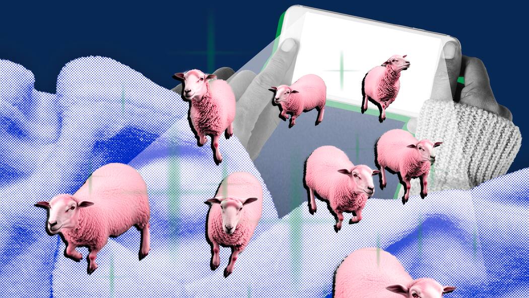 Der Mythos vom bösen blauen Licht Zwei Hände halten ein Smartphone mit hellem Bildschirm, aus dem rosa Schafe laufen, vor dunklem Hintergrund. Blaulicht stört das Einschlafen nicht.