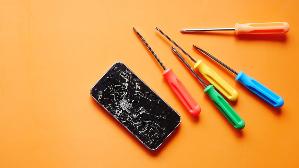 Handy kaputt? Es gibt günstige Lösungen Ein kaputtes Handy und Werkzeug - Smartphones sind anfällig für Schäden. Wie man sie vermeidet – und im Notfall günstig repariert oder ersetzt.