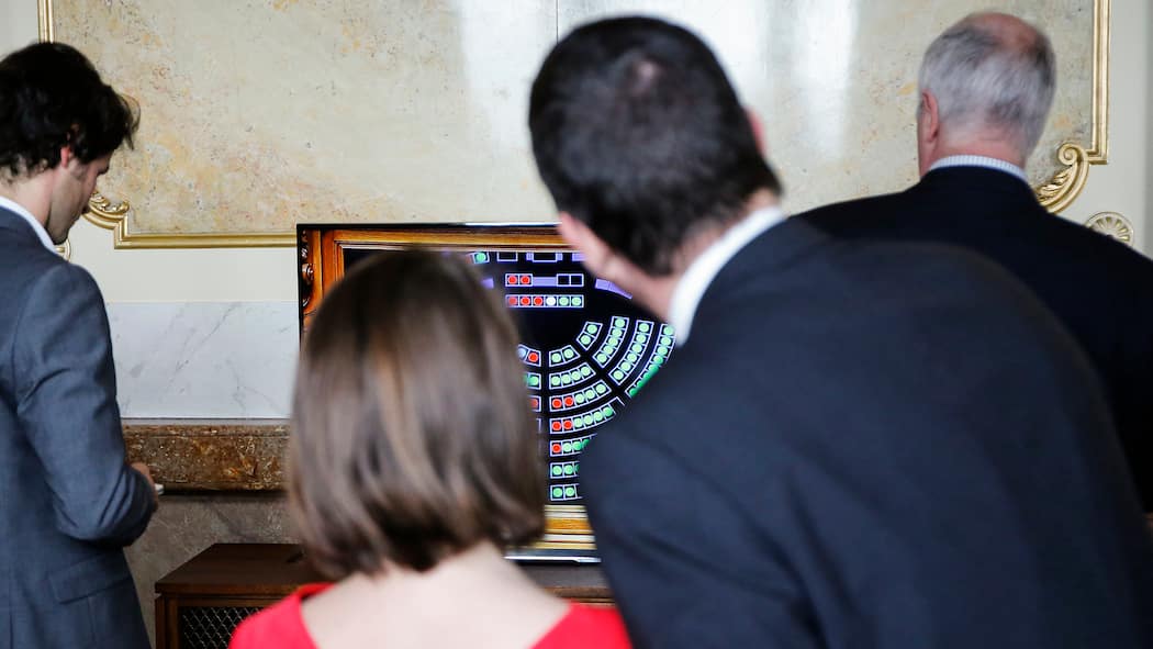 Beobachter zieht Finanzkontrolle vor Gericht Wer hat wie gestimmt? Abstimmung im Nationalrat.