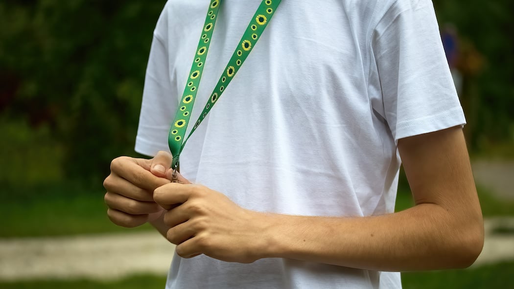 Flughafen Zürich stresst Menschen mit Autismus Eine Person trägt das «Sunflower Lanyard» um den Hals: ein Schlüsselanhänger mit aufgedruckten Sonnenblumen.