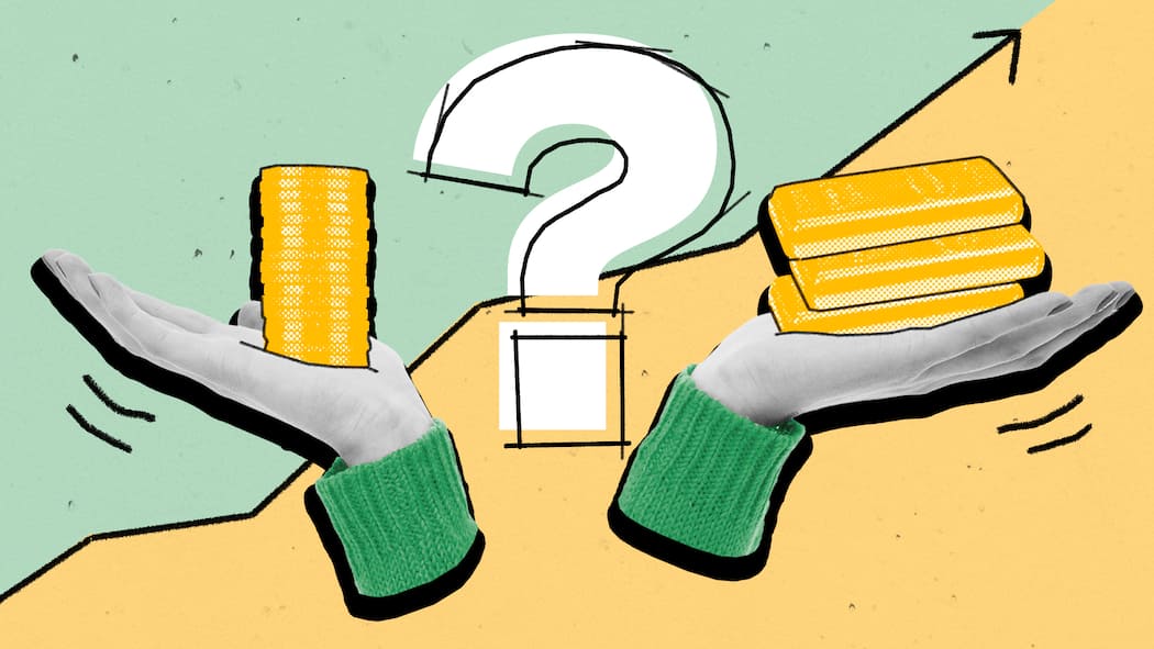 Gold kaufen – was Sie jetzt dazu wissen müssen Auf zwei offen liegenden Händen liegt ein Stapel Goldmünzen und ein Stapel kleiner Goldbarren vor einem Kursdiagramm, das nach oben zeigt - Zurzeit liegt der Goldpreis auf einem Rekordwert von über 100’000 Franken pro Kilogramm. Was interessierte Käuferinnen und Käufer jetzt wissen müssen und was der Beobachter-Finanzexperte zu Gold als Geldanlage rät.