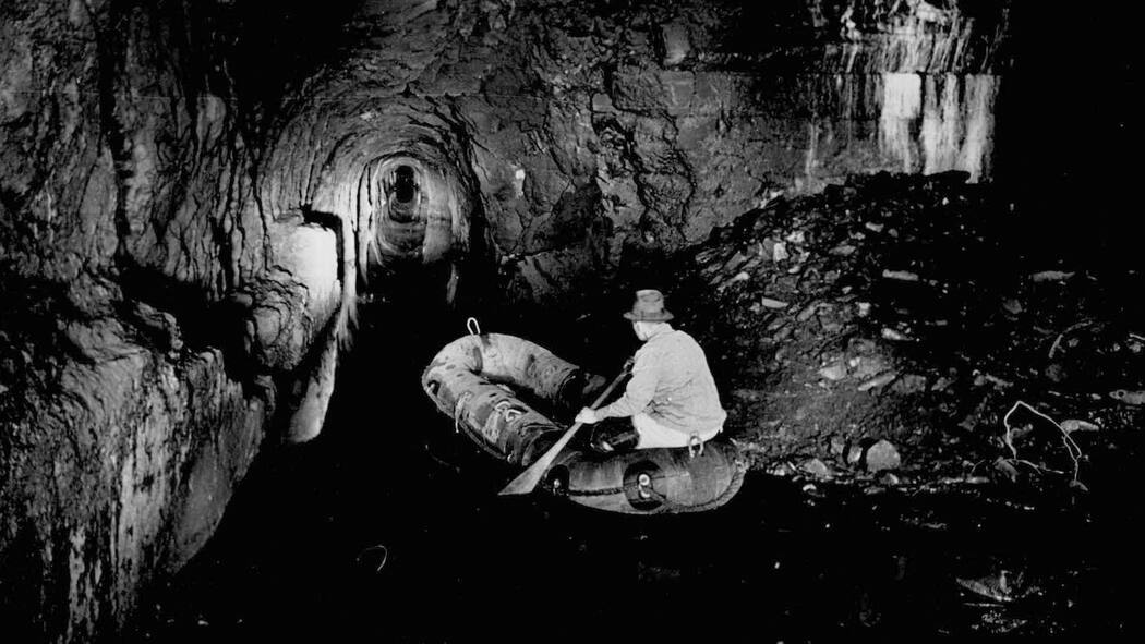 Kurz nach Mitternacht kam der grosse Knall Archivbild: Mann in Gummiboot in Tunnel - Mitholz-Timeline