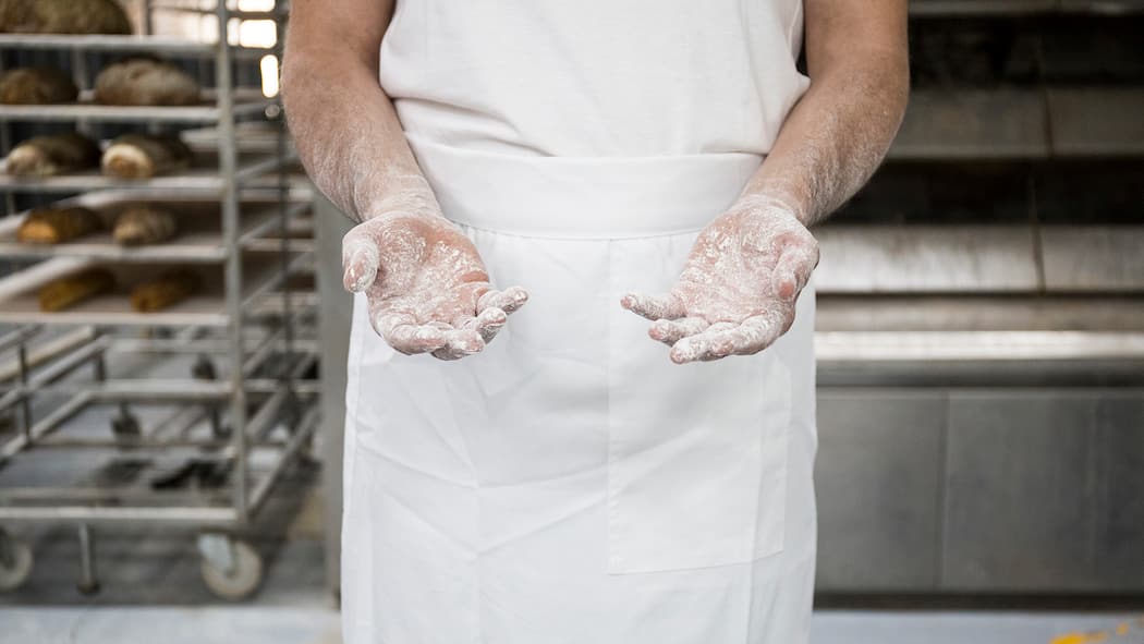 Missbräuchliche Kündigung: Bäckerei muss 15’000 Franken zahlen Anonymisiertes Portrait eines Bäckers mit einer Handgeste. Es war missbräuchlich, einem 62-jährigen Bäcker zu kündigen, bestätigte das Bundesgericht. Der Beobachter erklärt, wie ältere Arbeitnehmer geschützt sind.