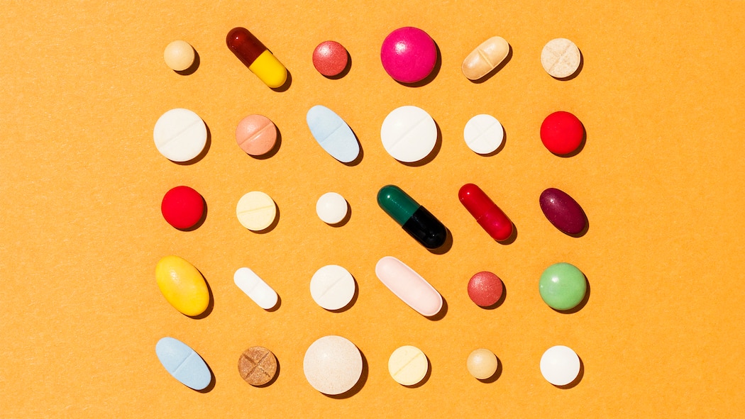 Viel hilft viel? Nicht bei Tabletten Verschiedene Pillen und Tabletten vor gelbem Hintergrund. Was man über Wechselwirkung von Tabletten wissen sollte.
