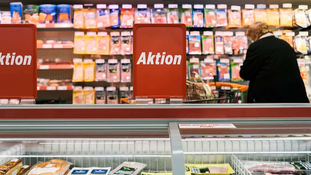 Schweizer Shops dürfen mit Aktionen tricksen Verkaufsschilder in einer Filiale des Detailhändlers Denner in Rütschlikon, Kanton Zürich. Seit 2025 haben Schweizer Einkaufsgeschäfte grösseren Spielraum, um Rabattaktionen anzupreisen – zum Nachteil für die Kundschaft, weil es dadurch mehr Intransparenz bei der Preisgestaltung gibt.