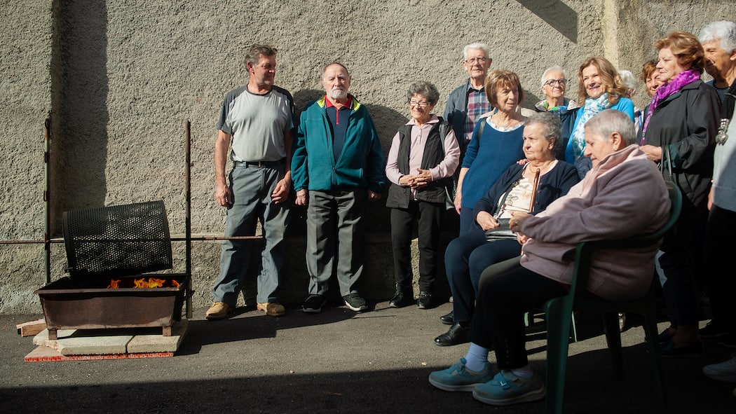 Gemeinschaft macht stark – und hält jung Warten auf Kastanien, vor der Bar. Die Gruppe Anziani von Ligornetto beim Marronibraten
