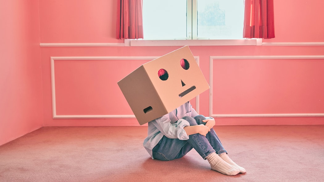IV soll Frühförderung für Kinder mit Autismus mitfinanzieren Ein Kind mit einer Kartonschachtel über dem Kopf