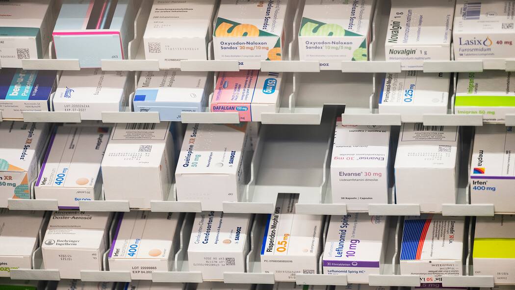 Günstige Medikamente entlasten das Gesundheitssystem Medikamente lagern in einem Regal der Apotheke Weissenau, die Apotheke des Spitals Interlaken, eingelagert und bewirtschaftet, fotografiert am Freitag, 10. Februar 2023 in Interlaken. Die Apotheke der Spitaeler fmi AG (Frutigen Meiringen Interlaken) versorgt sowohl alle fmi-Betriebe sowie etliche andere Gesundheitsinstitutionen des Berner Oberlands. Im Spital Interlaken betreiben die FMi die fuer die Oeffentlichkeit zugaengliche Apotheke Weissenau GmbH. (KEYSTONE/Christian Beutler)