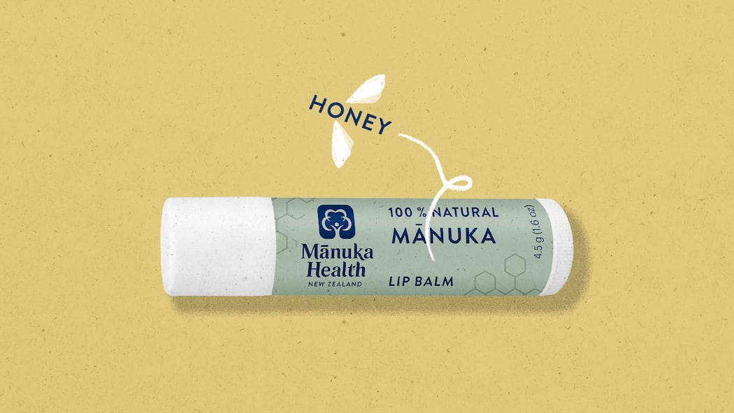 Da ist kaum teurer Honig drin Manuka Honey Lip Balm: Teure Manuka-Lippenpomade Kann Spuren von Honig enthalten In der Lippenpomade von Manuka Health steckt kaum Manuka-Honig – sie wird aber damit vermarktet. Gerade bei trendigen Inhaltsstoffen sollte man genauer hinsehen, rät der Beobachter.
