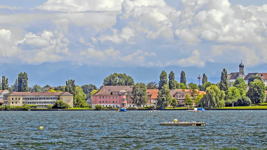 25’000 Franken für Opfer von Medikamentenversuchen Münsterlingen vom Bodensee aus gesehen - Meilenstein in der Aufarbeitung der Medikamentenversuche von Münsterlingen: Mit dem Jahreswechsel können Psychiatrie-Opfer vom Kanton Thurgau eine Entschädigung einfordern