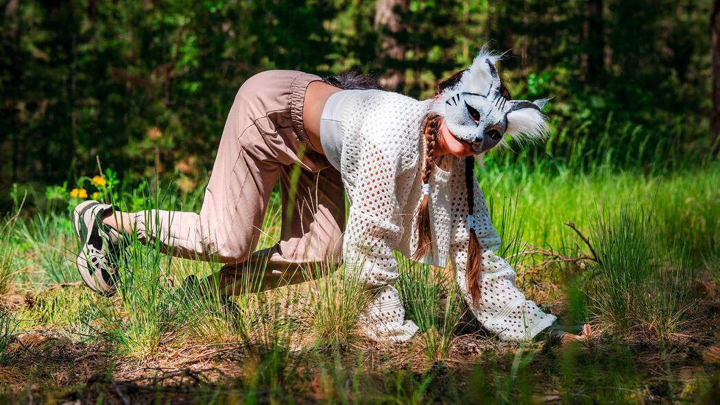 Sie skandieren «Miau!» gegen Autokraten Mensch mit Katzenmaske auf vier Beinen - Autokraten, bringt euch in Sicherheit! Wer aussieht wie eine grosse Katze, hat Krawall im Kopf