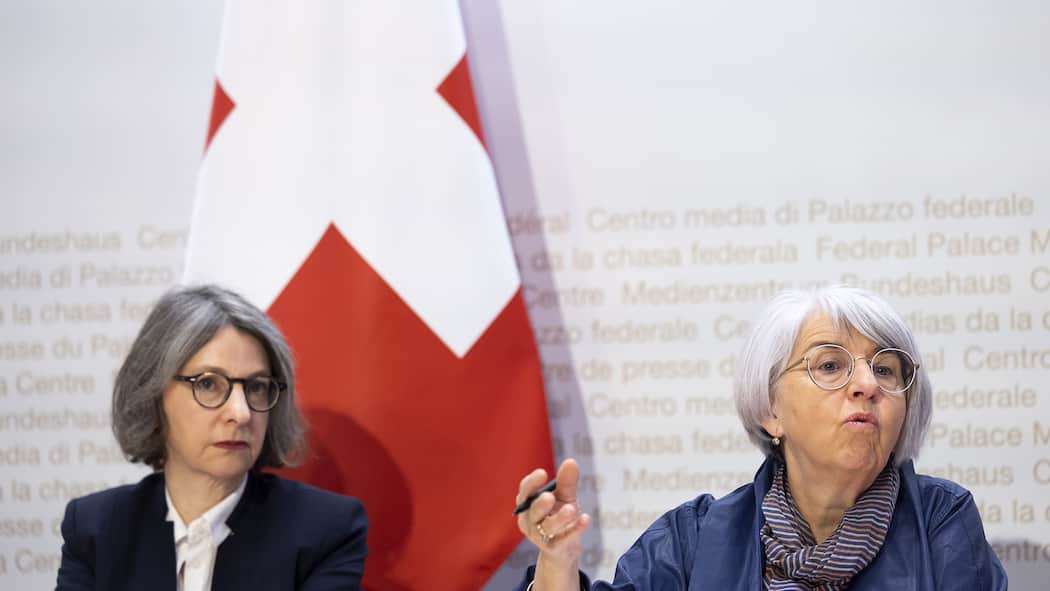Eizellenspende wird möglich: Neue Hoffnung für kinderlose Paare Bundesraetin Elisabeth Baume-Schneider, rechts, spricht neben Anne Levy, Direktorin des Bundesamtes fuer Gesundheit (BAG), waehrend einer Medienkonferenz des Bundesrates zur Zulassung der Eizellenspende, am Donnerstag, 30. Januar 2025 in Bern. (KEYSTONE/Peter Klaunzer)