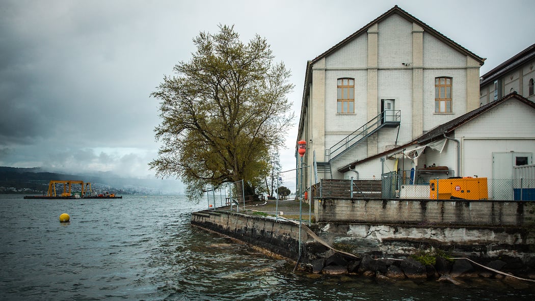 Radioaktives Material im Zürichsee – Fachmann warnt vergeblich Die ehemalige Chemiefabrik in Uetikon ZH; Altlasten bei Uetikon ZH Radioaktivität im Zürichsee – und das Amt will nichts wissen Eine Chemiefabrik in Uetikon am See hantierte rund 200 Jahre lang mit radioaktiven Stoffen. Nun soll das Gelände überbaut werden. Ein Fachmann warnt vor Radium – und läuft auf.