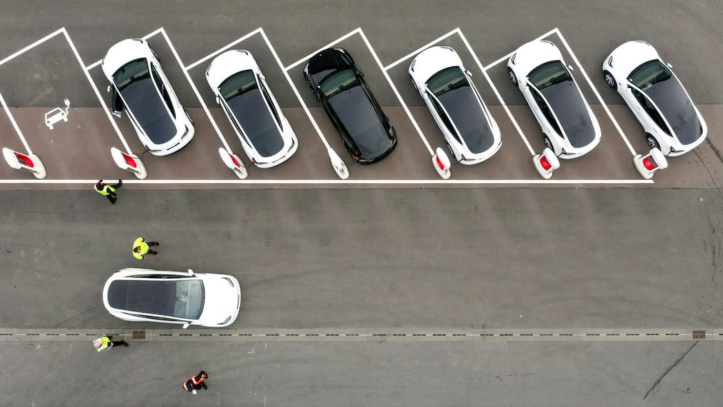 Warum die Autolobby jetzt Geldspritzen fordert Ladestationen für Tesla-Y-Modelle auf dem Werksgelände der Tesla Gigafactory in Brandenburg, Deutschland; Angeblicher Einbruch bei Tesla-Verkäufen Warum die Autolobby jetzt Geldspritzen fordert Der Verkauf von Elektroautos ist gemäss Auto-Schweiz eingebrochen – es brauche dringend neue finanzielle Anreize. Der Fakten-Check des Beobachters zeigt: Das ist nur die halbe Wahrheit.