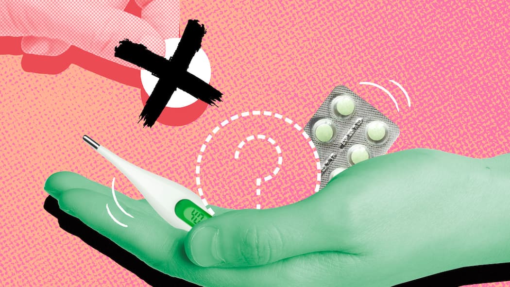 Was tun, wenn die Kasse nicht zahlt? In einer geöffneten Handfläche liegen Fieberthermometer, ein angebrochener Medikamentenblister sowie ein Fragezeichen. Eine andere Hand reicht eine Tablette, die mit einem Kreuz durchgestrichen ist. Wenn die Krankenkasse die Kostenübernahme verweigert, haben Versicherte Möglichkeiten, sich zu wehren und sich an Beratungsstellen zu wenden.