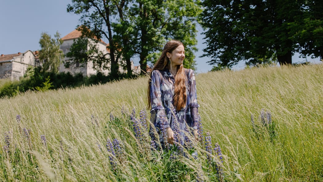 10 Tipps, die bei Heuschnupfen helfen Eine Frau läuft im Sommer über eine Wiese. Zehn Tipps bei Heuschnupfen.