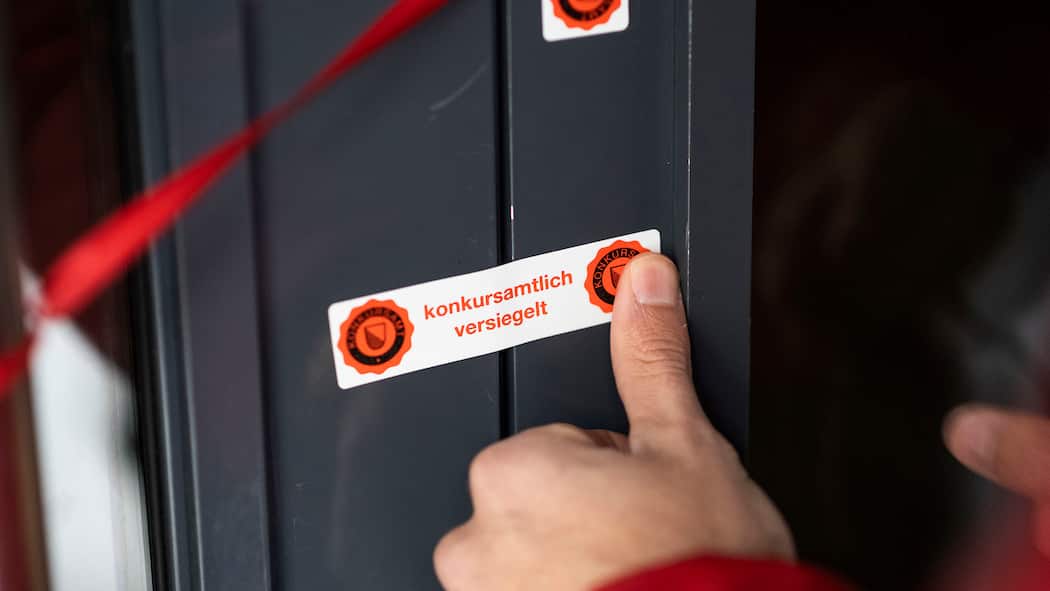 Wenn der Konkurs droht: Tipps für Angestellte Etikett «Konkursamtlich versiegelt» an einer Türe - Den Lohn zu spät oder gar nicht erhalten? Dann könnte Ihre Arbeitgeberin in finanziellen Schwierigkeiten stecken. Der Beobachter weiss, was Sie tun können