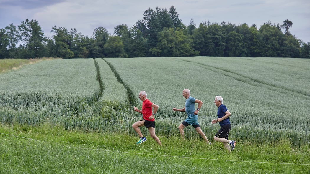 Pensionskassenrenten sollen sich mehr lohnen Drei Senioren joggen über einen Feldweg.