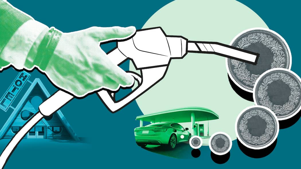 So viel Spesen können Sie verlangen Eine Hand hält einen Tankzapfhahn vor Münzen, einem Auto an der Tankstelle und einem Hotel. Wie viel Spesengeld Ihnen rechtlich zusteht.