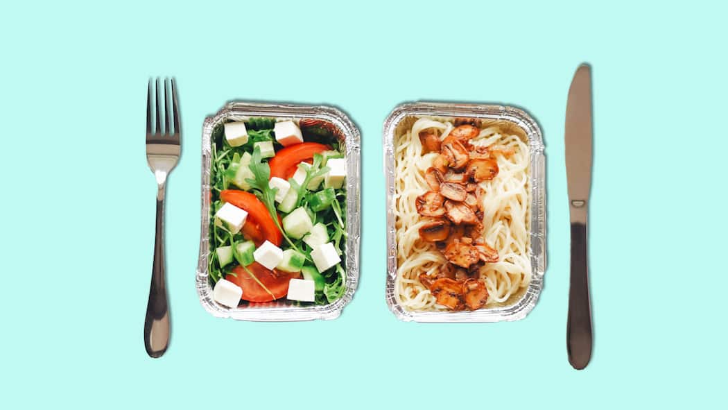 SOS Beobachter verhindert, dass der Teller leer bleibt GettyImages-1301244065.jpgPortion food in foil disposable containers. Food delivery. Balanced diet. Proper nutrition.