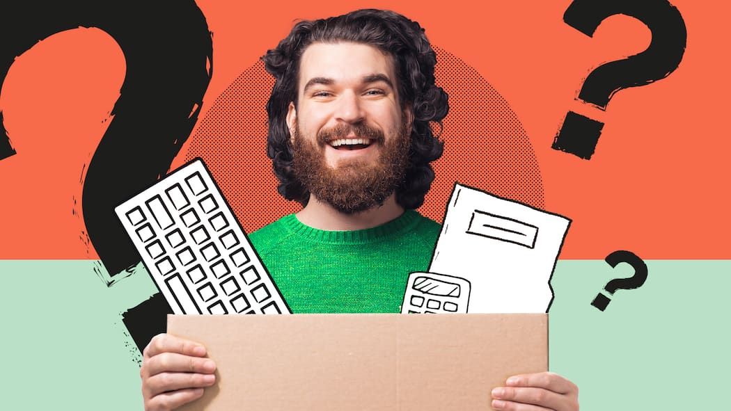 So läuft die Jobkündigung rund Ein Angestellter hat seinen Job gekündigt und persönliche Gegenstände in einen Karton verpackt. Das gilt es zu beachten, wenn Sie die Arbeitsstelle aufgeben.