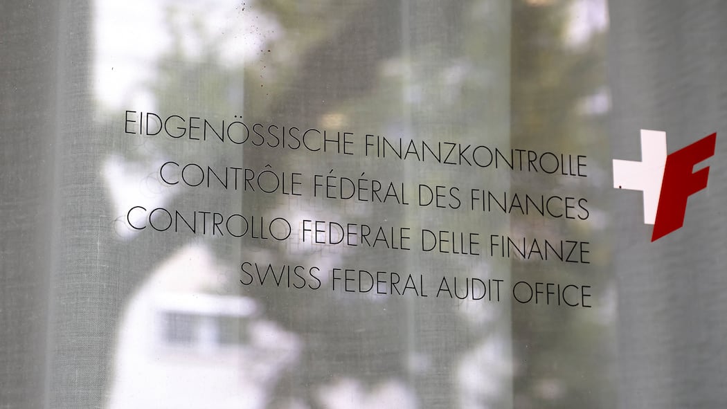 Der Trick mit dem doppelten Gönnerverein Das Logo der Eidgenoessischen Finanzkontrolle (EFK) an einem Fenster ihres Hauptsitzes.