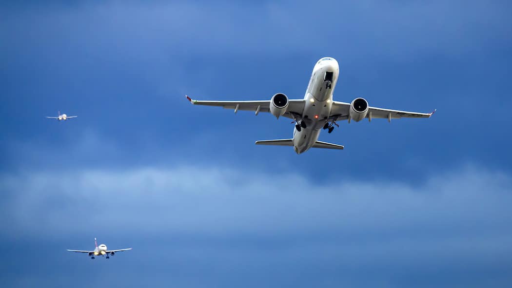 Das bedeutet die Nahost-Eskalation für meinen Flug Die Eskalation im Nahen Osten hat Auswirkungen auf den Flugverkehr. Der Beobachter sagt, was das für Passagiere bedeutet Ein fliegendes Flugzeug -