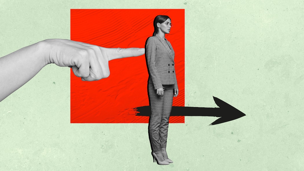 Zehn Mythen rund um die Kündigung Eine Frau im Businesslook wird von einer übergrossen Hand nach rechts gedrückt. Mythen rund ums Entlassenwerden.