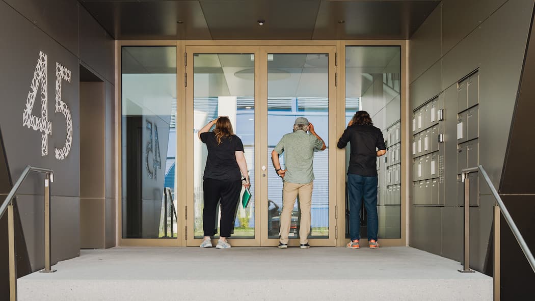 Wer hinter der miesen Porno-Falle steckt Fiese Porno-Falle: Das Beobachter-Rechercheteam schaut in Steinhausen ZG durch die Eingangstür eines Bürogebäudes; Angebliche Sex-Abos Wer hinter der fiesen Porno-Falle steckt Seit Jahren werden unbescholtene Bürger wegen angeblicher Sexabos zur Kasse gebeten. Die Hintermänner waren unbekannt. Jetzt hat sich der Beobachter an ihre Fersen geheftet.