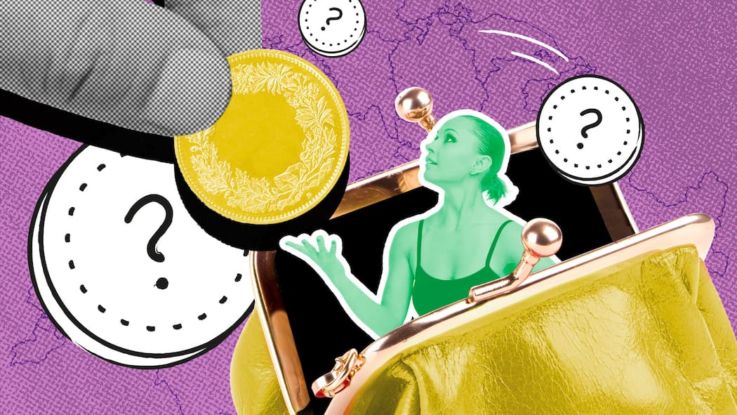 Sozialhilfe berechnen – wie viel steht mir zu? Eine Frau in einem Portemonnaie bekommt von einer übergrossen Hand eine Münze. Wie man Sozialhilfe richtig berechnet.