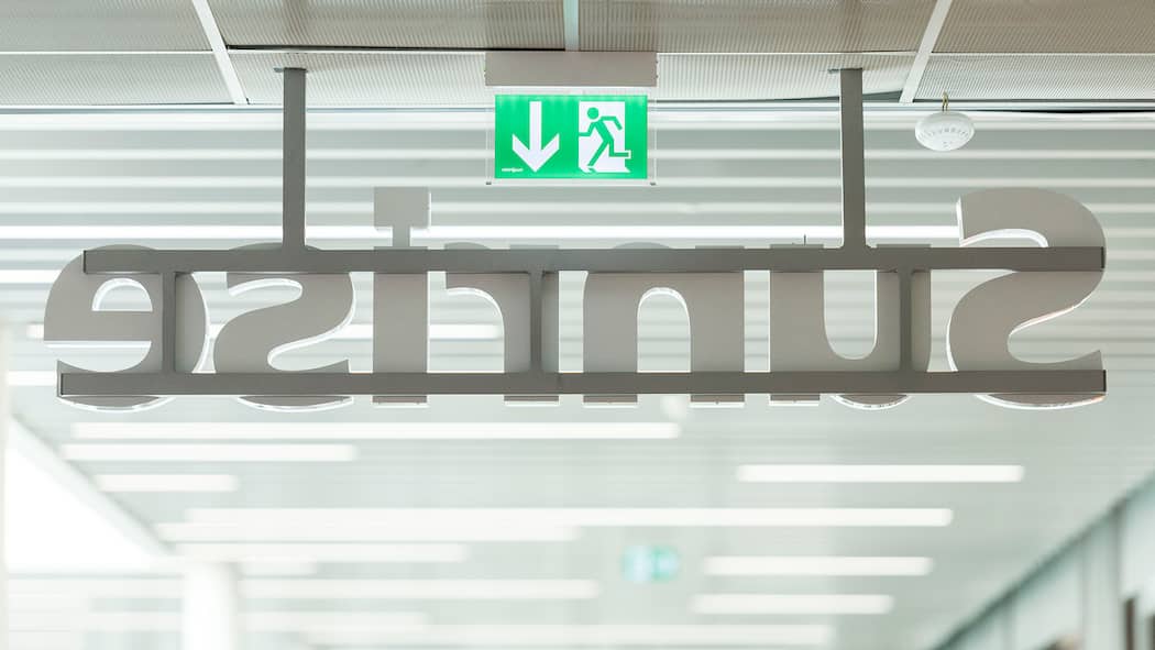 Kein Provider kassiert so viele Beschwerden wie Sunrise Ein Sunrise-Schriftzug von hinten - Immer mehr Kundinnen sind genervt von ihrem Telefonanbieter – besonders oft bei Sunrise. Doch auch die Konkurrenz legt zu